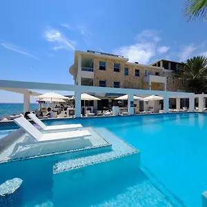 saint-tropez-suites-and-apartments.comcaribbean.com/